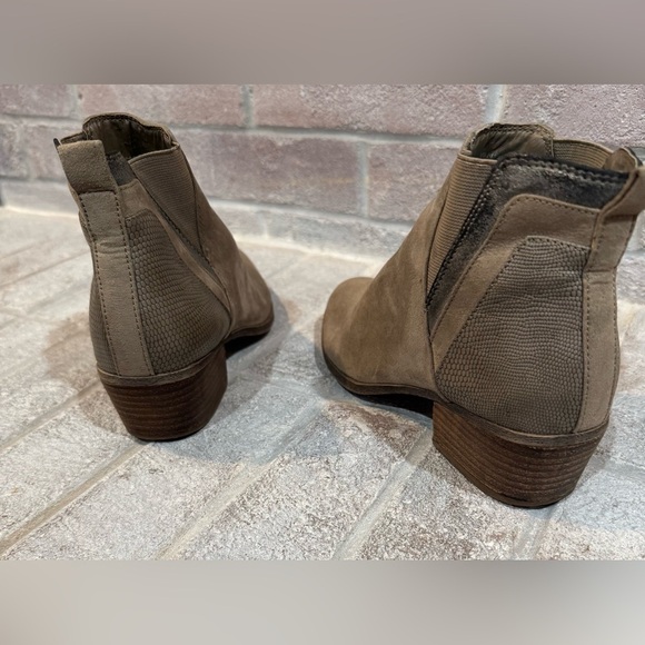 Boots​ - Picture 3 of 12